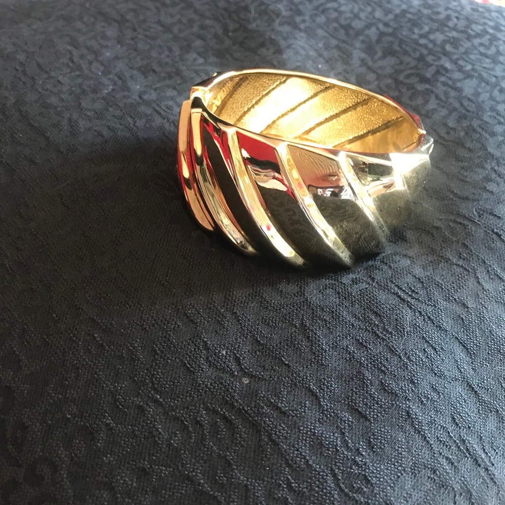 🕋 EUC 🕋 LARGER CUFF SPRING UNIQUE BRACELET